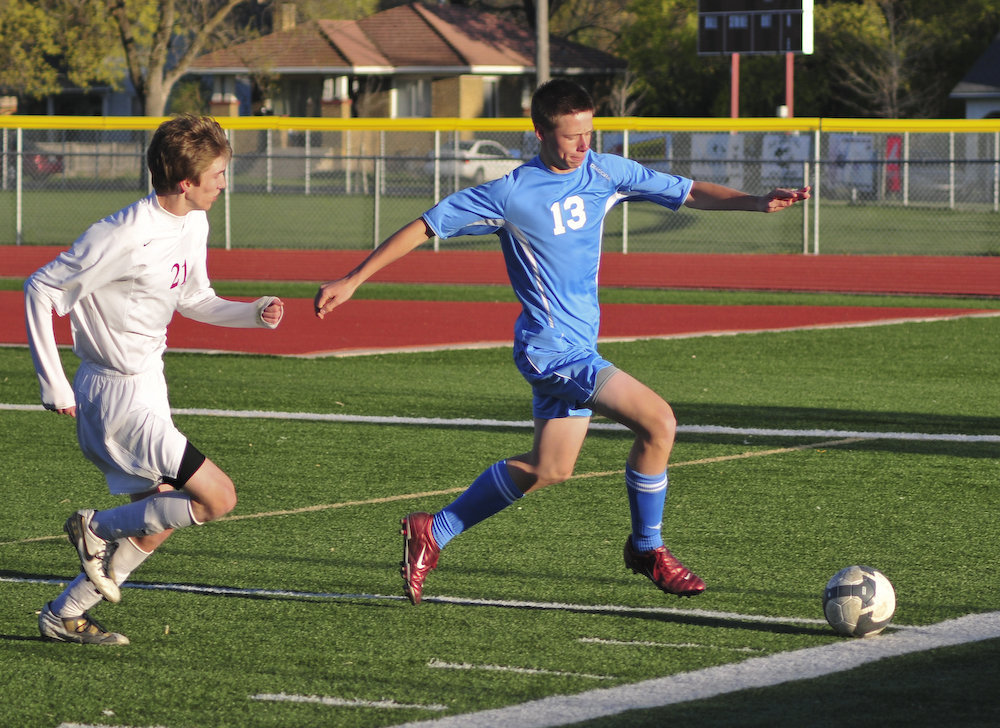 Image: Michael Berentzen — Michael Berentzen rushes to keep the ball in bounds.