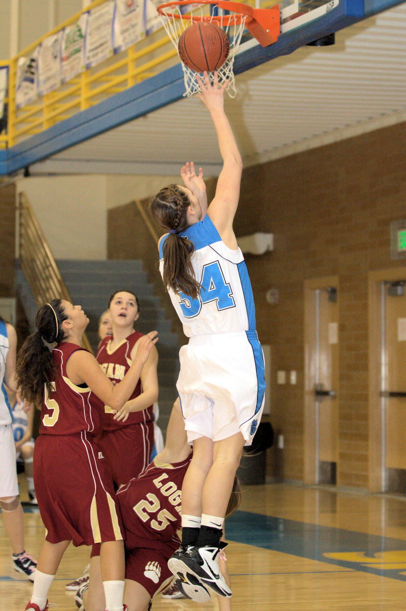 Image: Tara Goldman (#34) lay-up