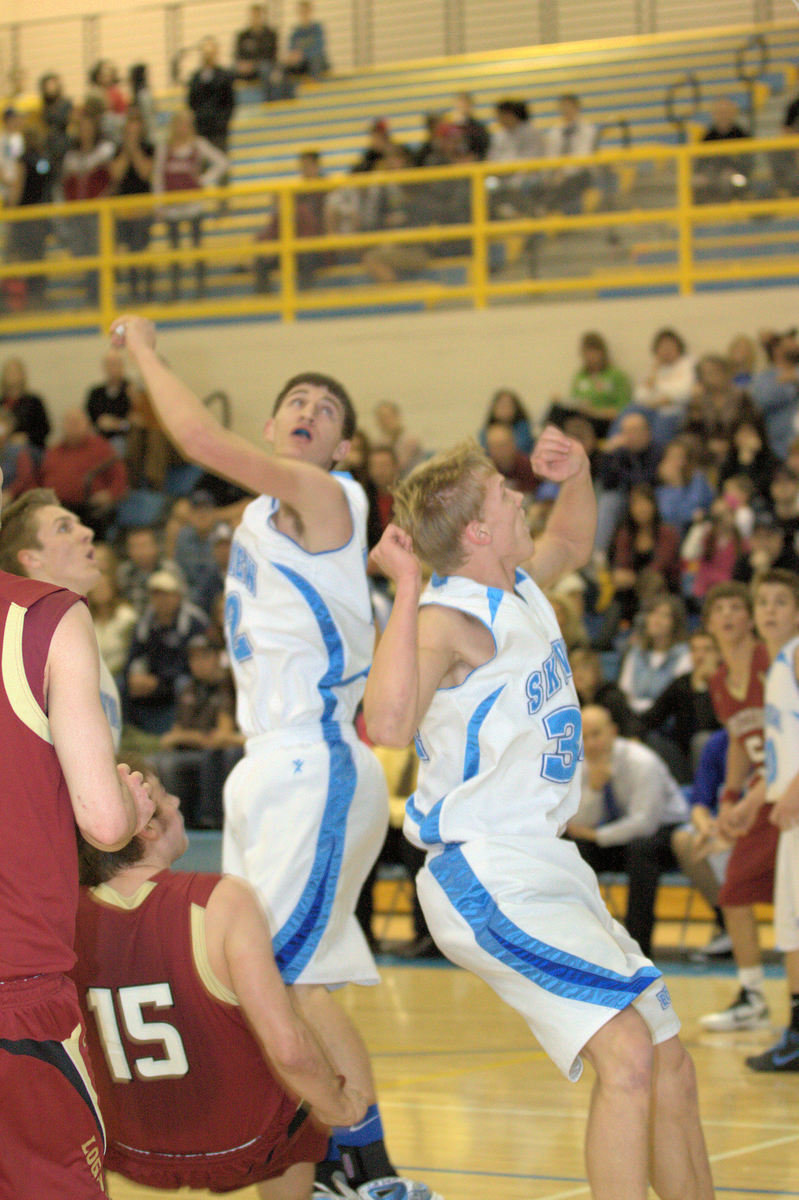 Image: Casey Oliverson &amp; Jordan Nielson battling for one of many rebounds