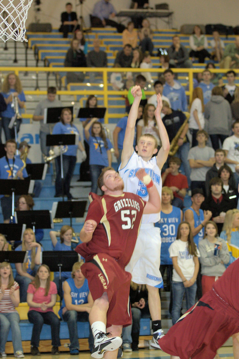 Image: Ty Nielsen (#3) going for two