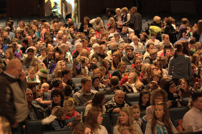 Image: Wizard of Oz opens to near capacity crowd