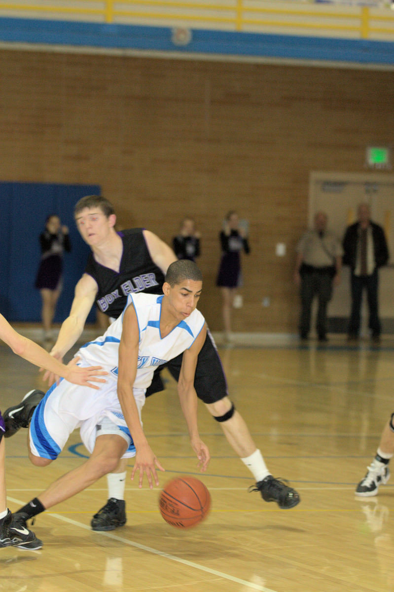 Image: Grayson Moore (#2) driving to the hoop