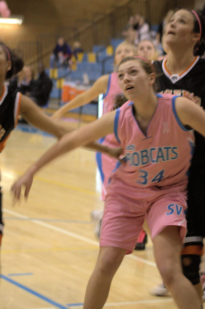 Image: Tara Goldman (#34) boxing out Ogden