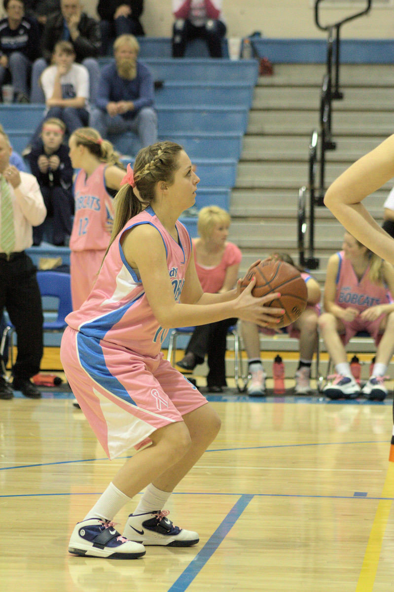 Image: McKenley Hellstern (#10) shooting freethrows