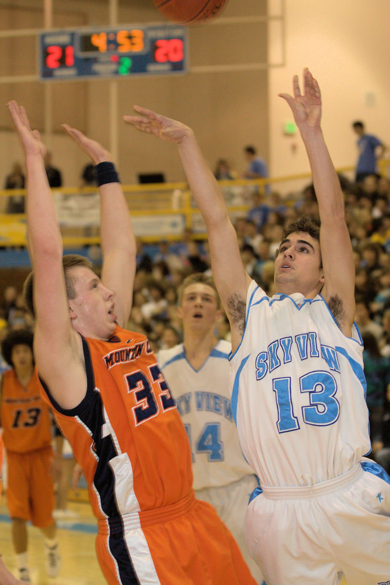 Image: Colton Arave (#13) fighting for two low in the key