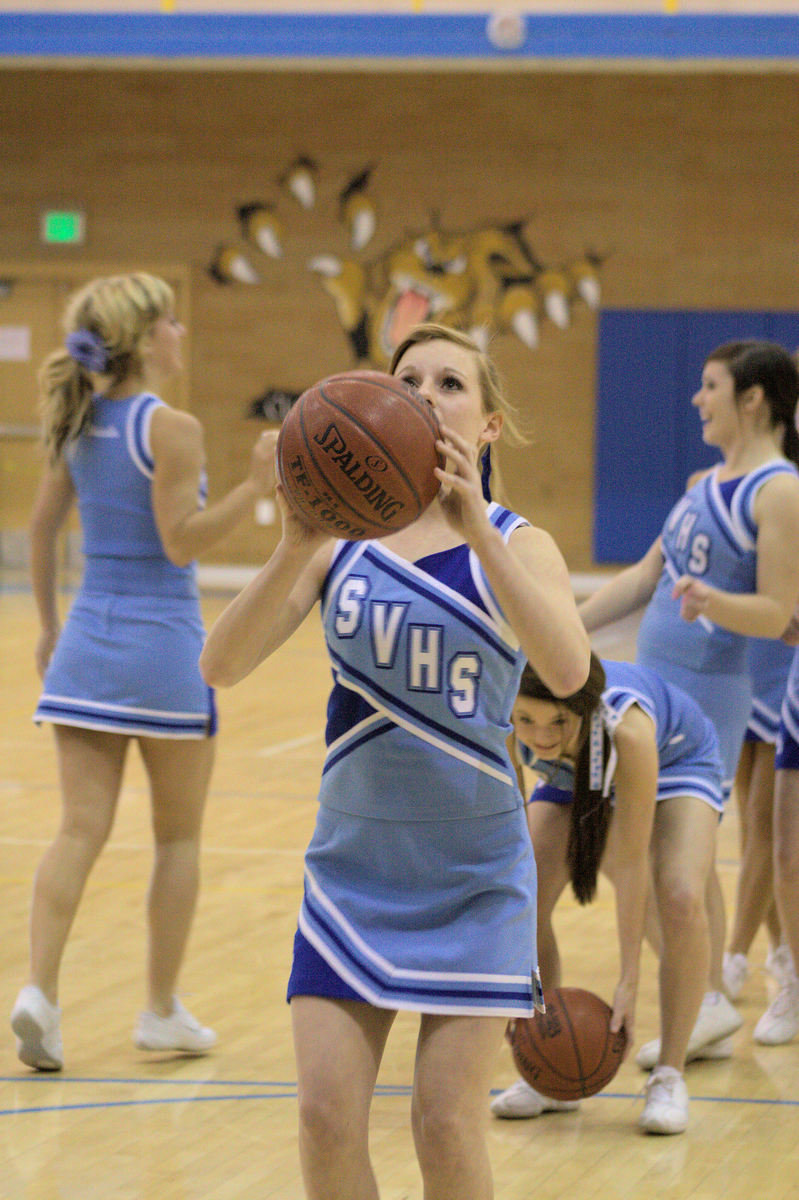 Image: Cheerleaders halftime lightning game