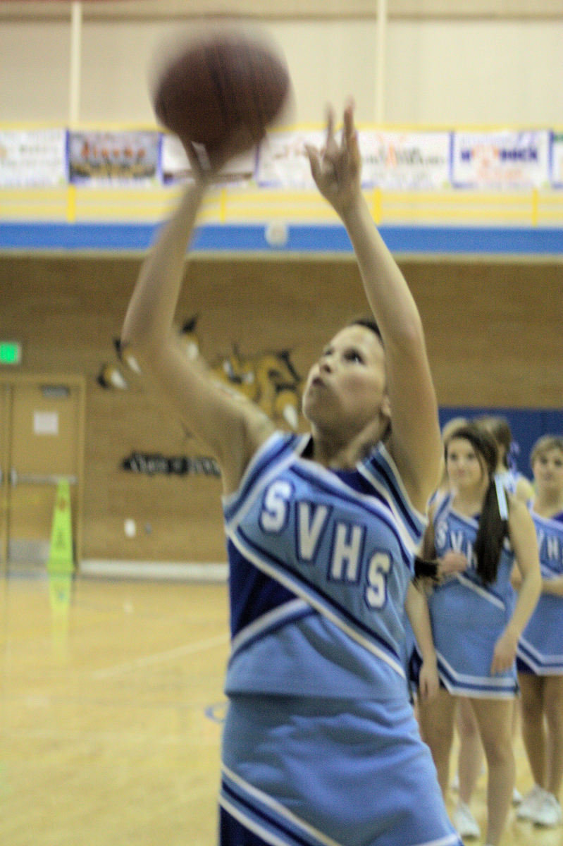 Image: Cheerleaders halftime lightning game