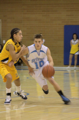Image: Riley Knowles (#10) — Driving down court