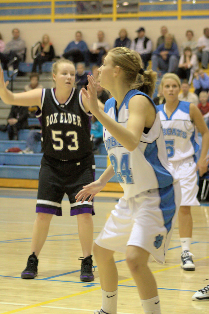 Image: Whitney Alvey (#24) looking for a pass