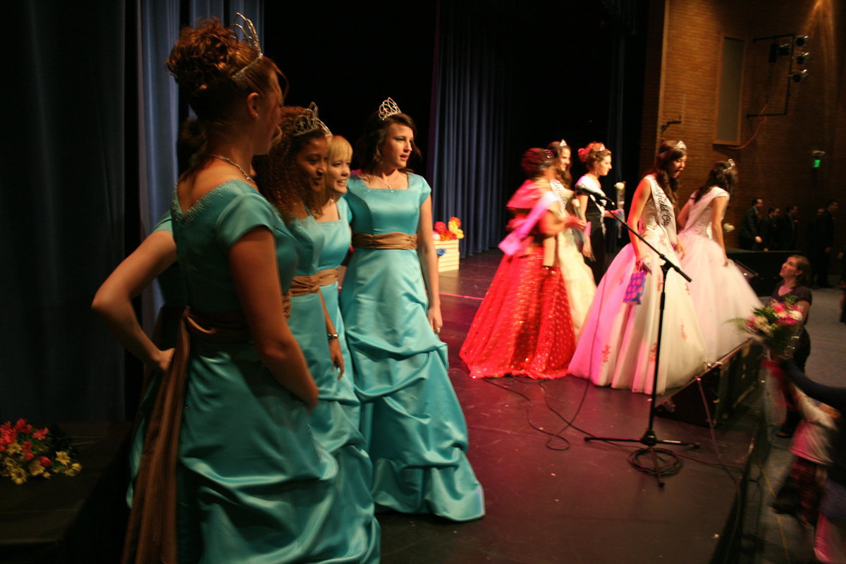 Image: Passing the torch — The 2009 Health Days Royalty watch as the new Health Days royalty take center stage.