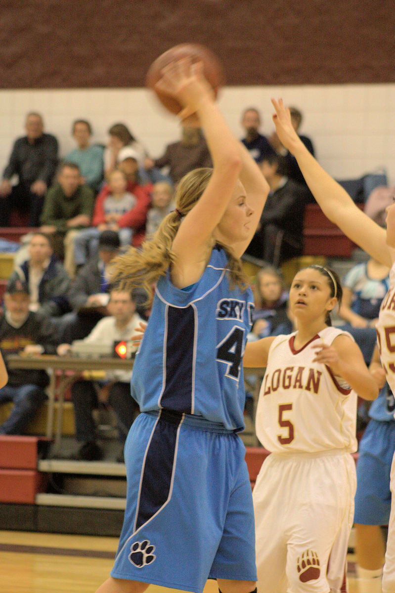 Image: Linsey Walker (#44) — Ready to pass