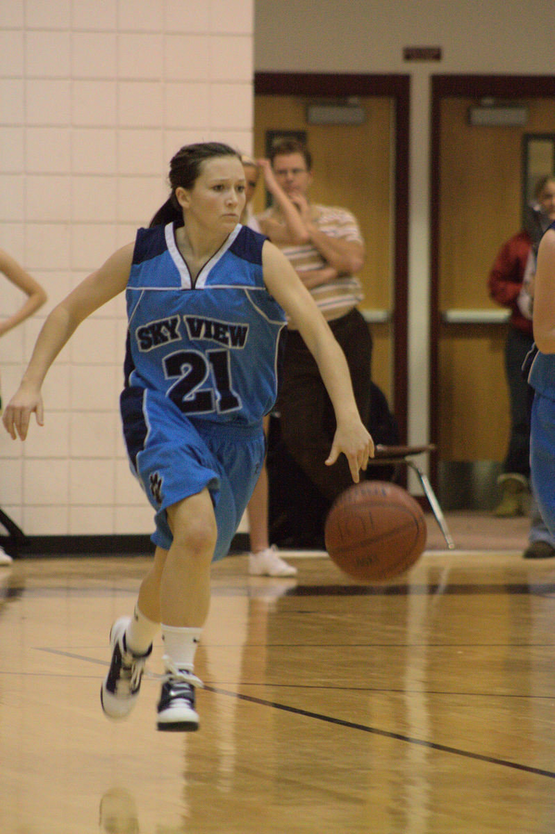 Image: Sydnee Johnson (#21) — Fast break