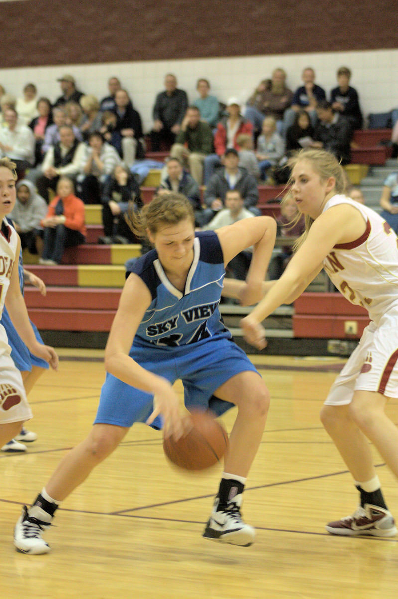 Image: Tara Goldman (#34) — Driving to the hoop