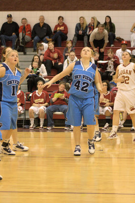 Image: Michala Boehme (#42) — Looking for a rebound