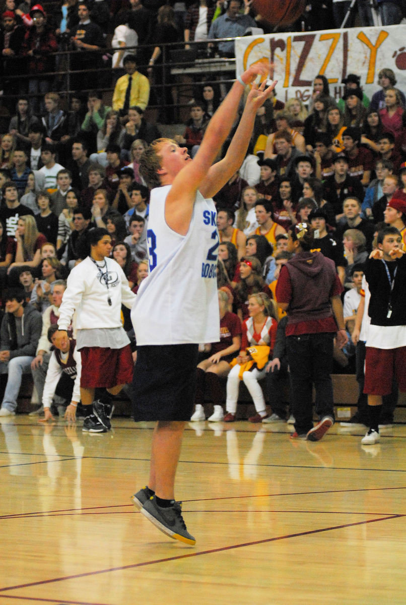 Image: Justin Boyce competing for pizza at halftime