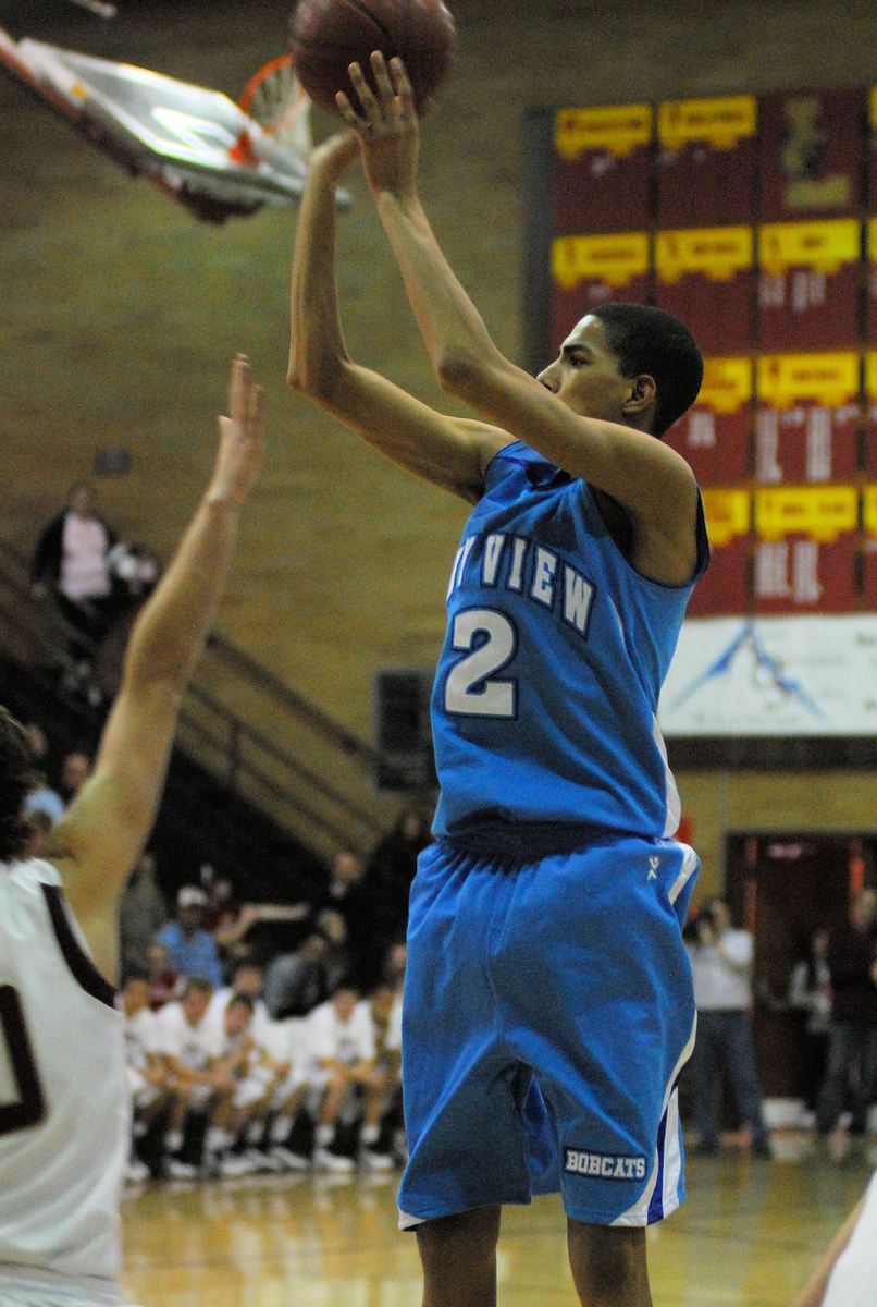 Image: Grayson Moore (#2) — Shooting from downtown