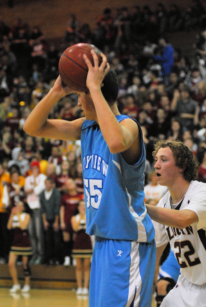 Image: Riley Jensen (#55) — Looking to pass