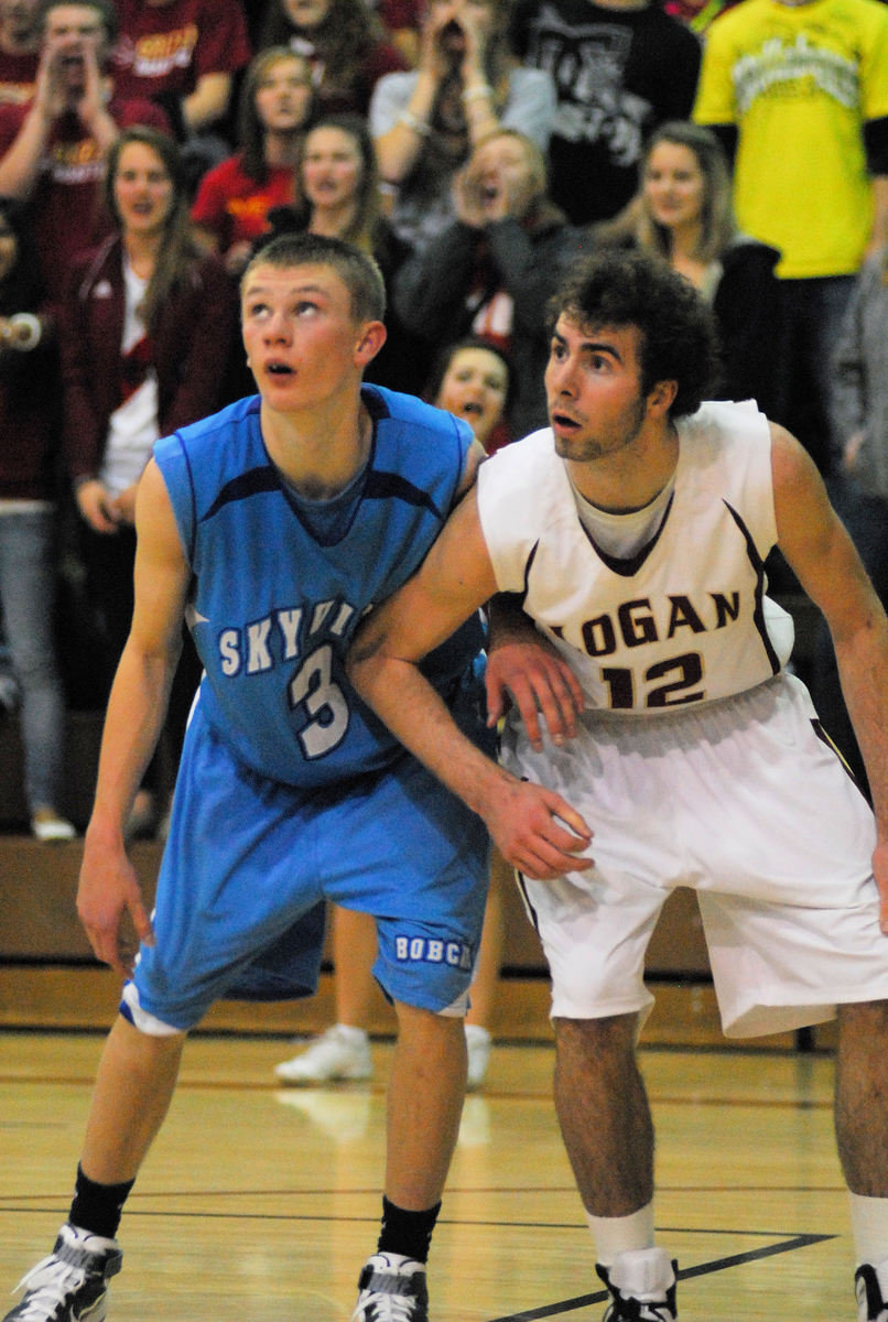 Image: Ty Nielsen (#3) — Boxing out