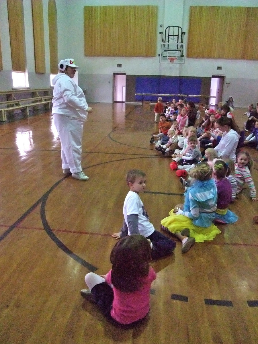 Image: Miss Karen — Karen Bowling talking with the kids as they wait for everyone to come in.