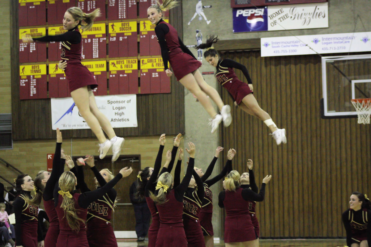 Image: Grizzly Cheerleaders