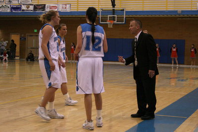 Image: Paul Hansen — Coach Paul Hansen discussing the next move with Amy Andrus, Nicole Hansen and Janessa Crafts.