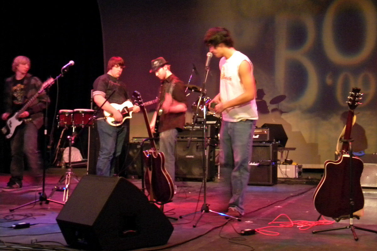 Image: 4 Years — Josh Hnton helps 4 Years check sound before the contest