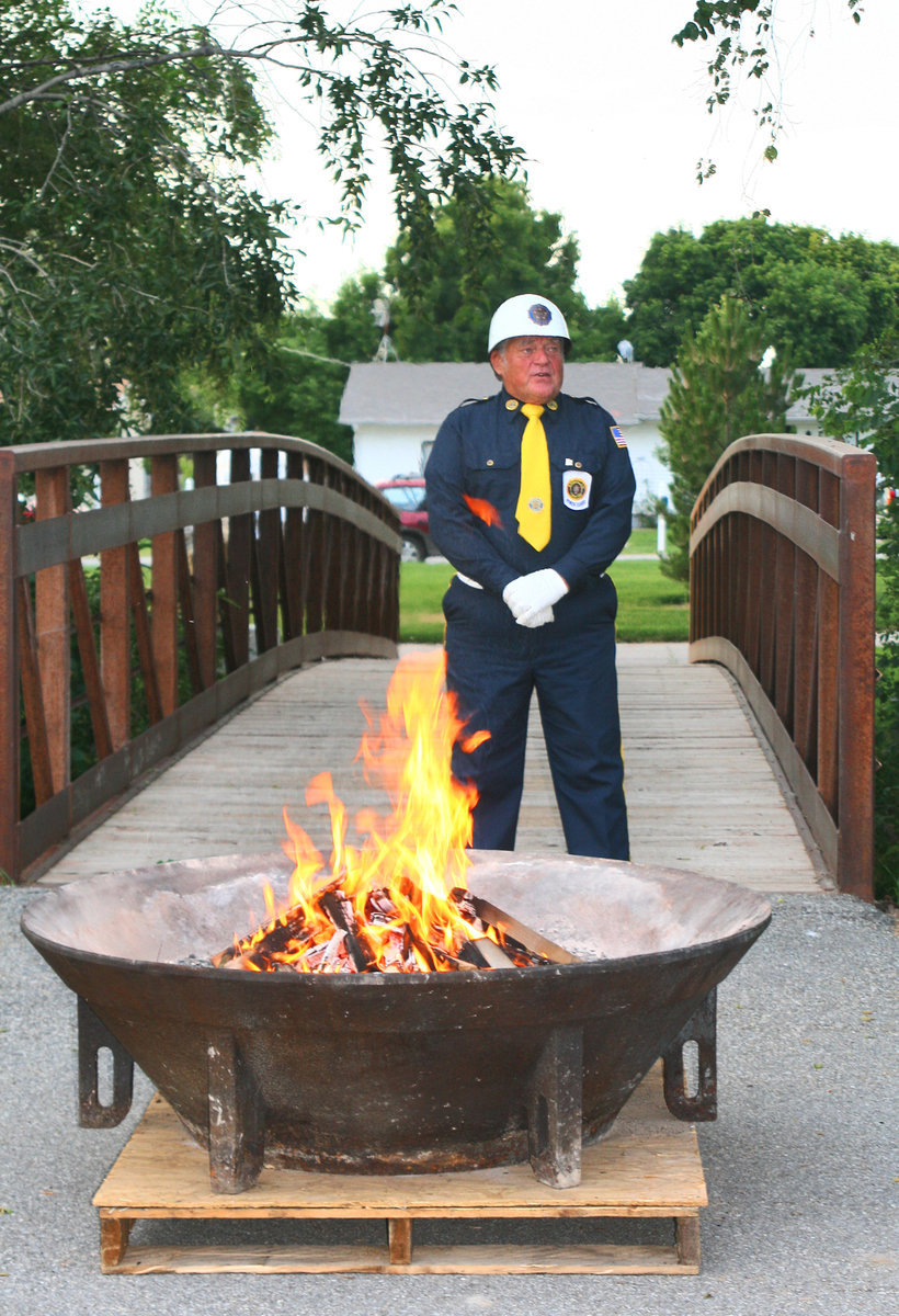 Image: American Legion Chaplin Tom Karren waiting for the arrival of the flag