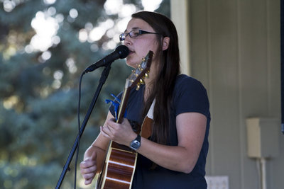 Image: Libbie Linton sends out her soothing sounds to the crowd.