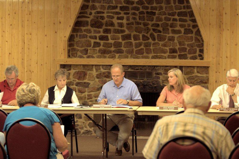 Image: Mayor Darrell Simmons and the Smithfield City Council hold meeting to vote on property tax increase resolution