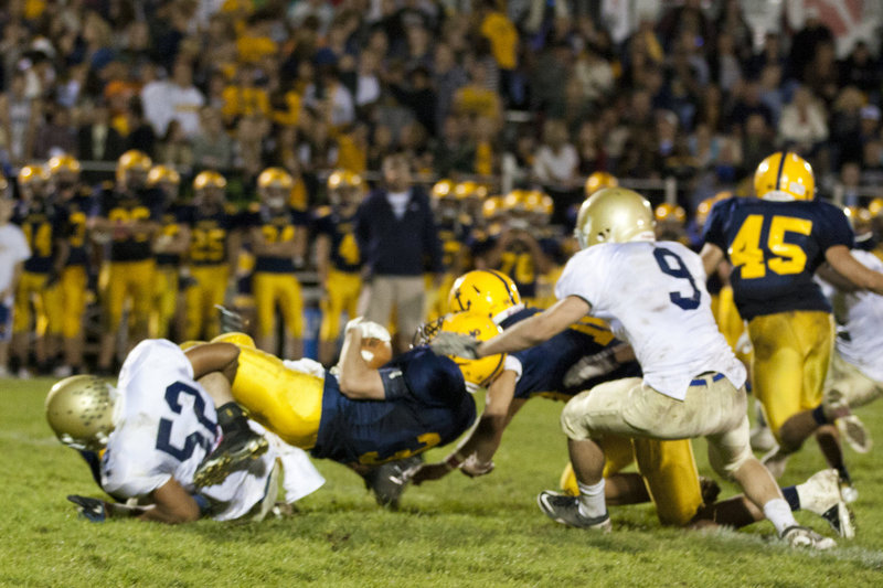 Image: Tre Hansen (#52) and Garth Jolley (#9) stop a Laker drive.